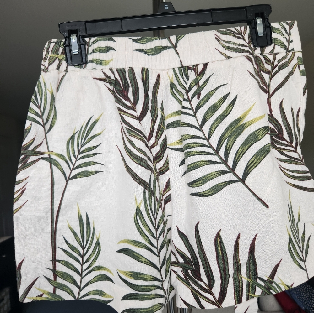 Women's Linen shorts. Off white leaf print. Size 8